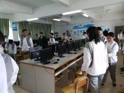 新興縣實驗中學計算機信息技術課 3D創意設計與3D打印真實體驗探索